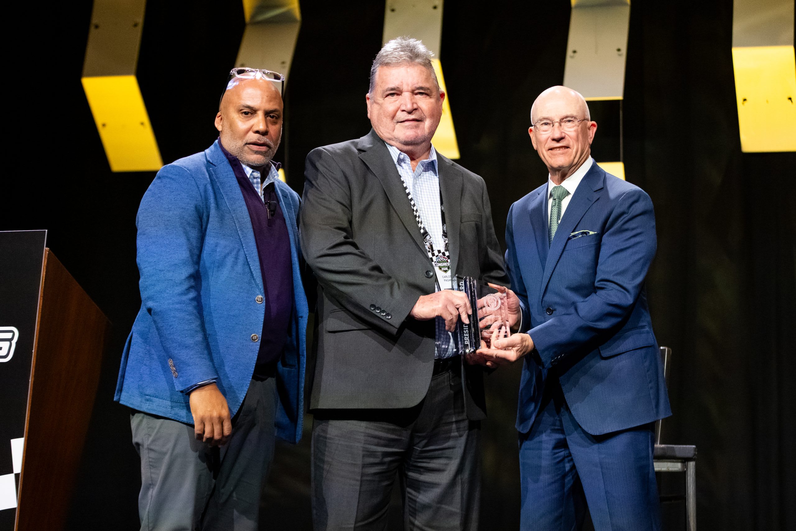 Carlos Pagán, orgullo latino, recibe el Premio del Presidente en el 29° Congreso Internacional de Ligas Pequeñas
