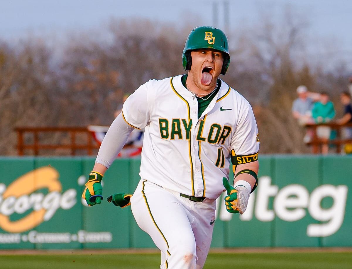 Tres Grand Slams en un Juego: Tyce Armstrong de Baylor Hace Historia en el Opening Day del Beisbol Colegial