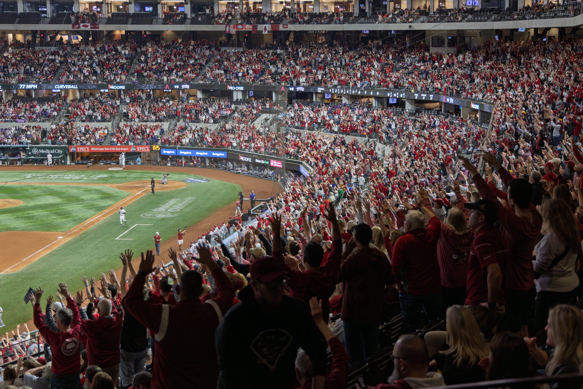 Día 2 del Béisbol Colegial: No-Hitter Combinado, Walk-Offs en Extra Innings y Virginia Anota 56 Carreras en un Doubleheader