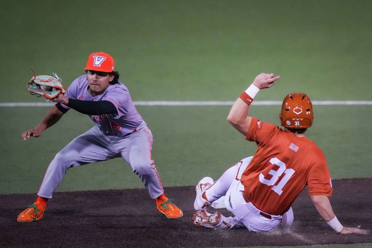 UTRGV Cae 14-0 Ante el #3 Texas en Ley de Misericordia: Los Vaqueros Ahora Van por la Southland