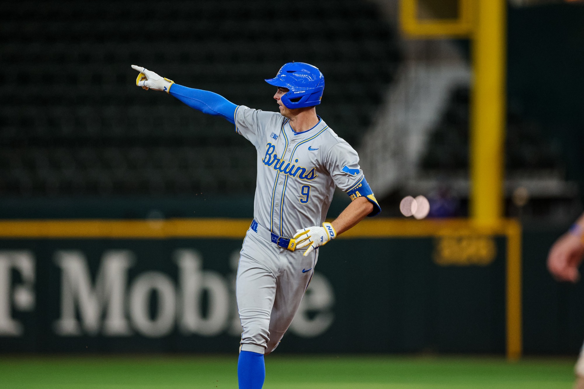 Lunes de College: UCLA Remonta a Mississippi State en 10 Innings, Upsets Sacuden al Top 25 y la Frontera Abre Conferencia