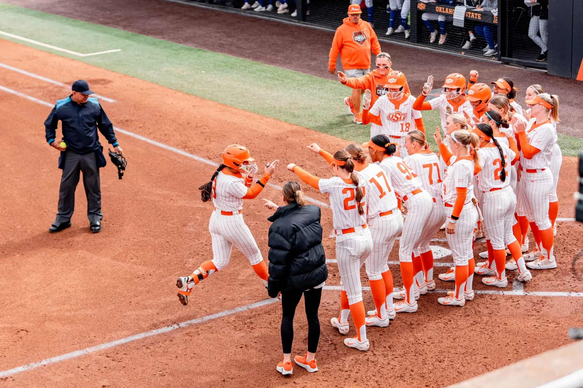 Lunes de College: Softbol — Walk-Offs, Juegos Sin Hits y Alabama Sigue Rodando Sin Freno