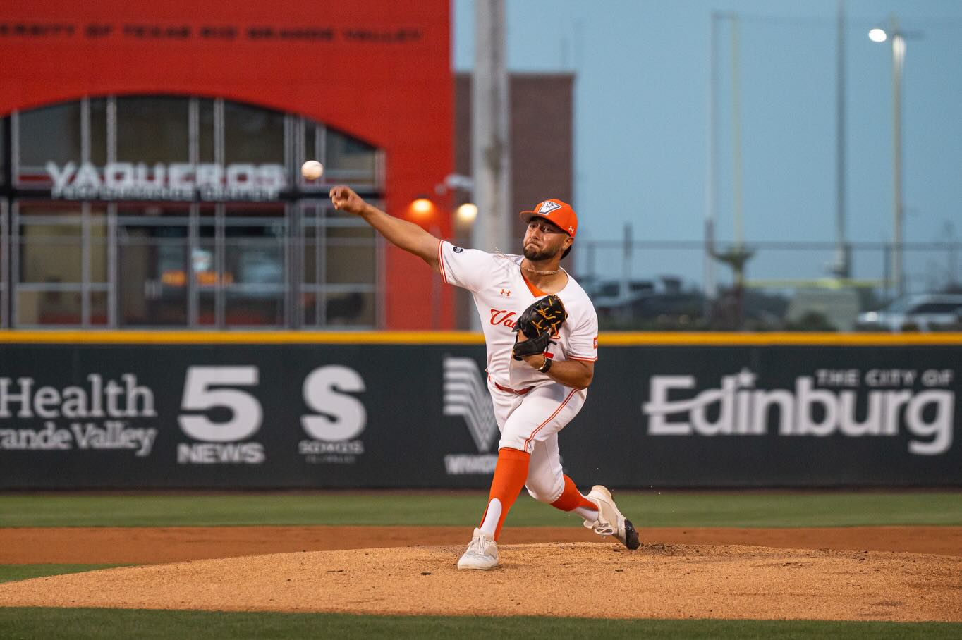 Lunes de College: Sergio Lopez Domina con 13 Ponches y UTRGV Gana su Primera Serie de Conferencia