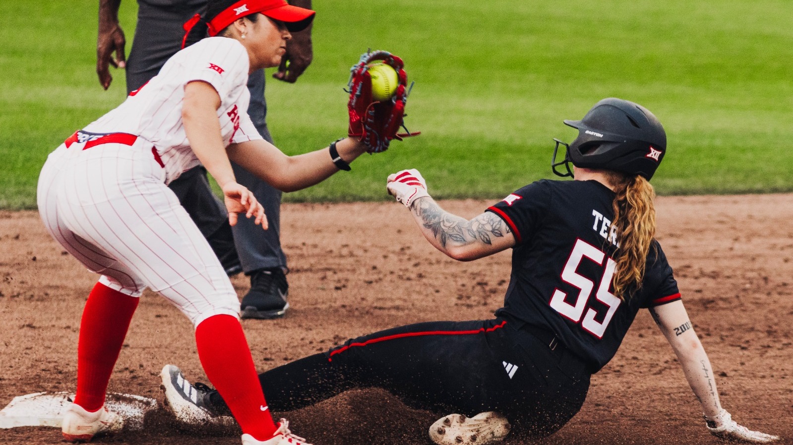 Lunes de College Softbol: Tennessee Sigue Invicto, Texas Tech Anota 92 Carreras en un Fin de Semana y Arranca la Era de Conferencia