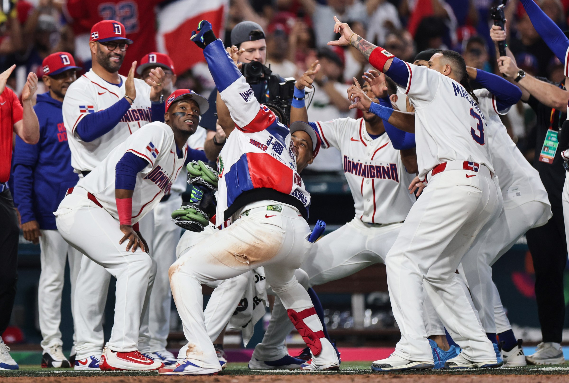Orgullo Latino en Juego: Dominicana-Venezuela y Canadá-Cuba Cierran la Fase de Grupos del Clásico