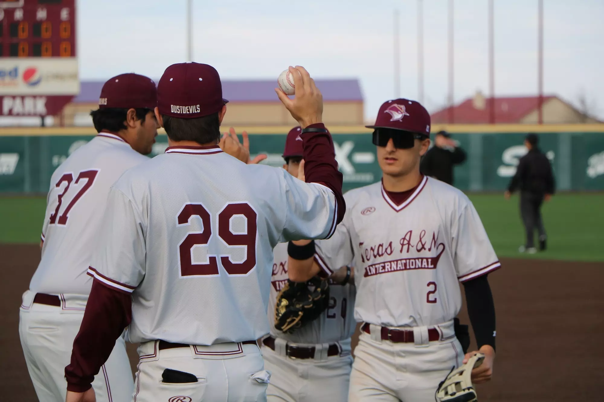 UTSA Entra al Top 25 Nacional, Sergio Lopez Domina con 13 Ponches y LSU Tropieza: Lo Mejor del Béisbol Colegial en la Semana 5
