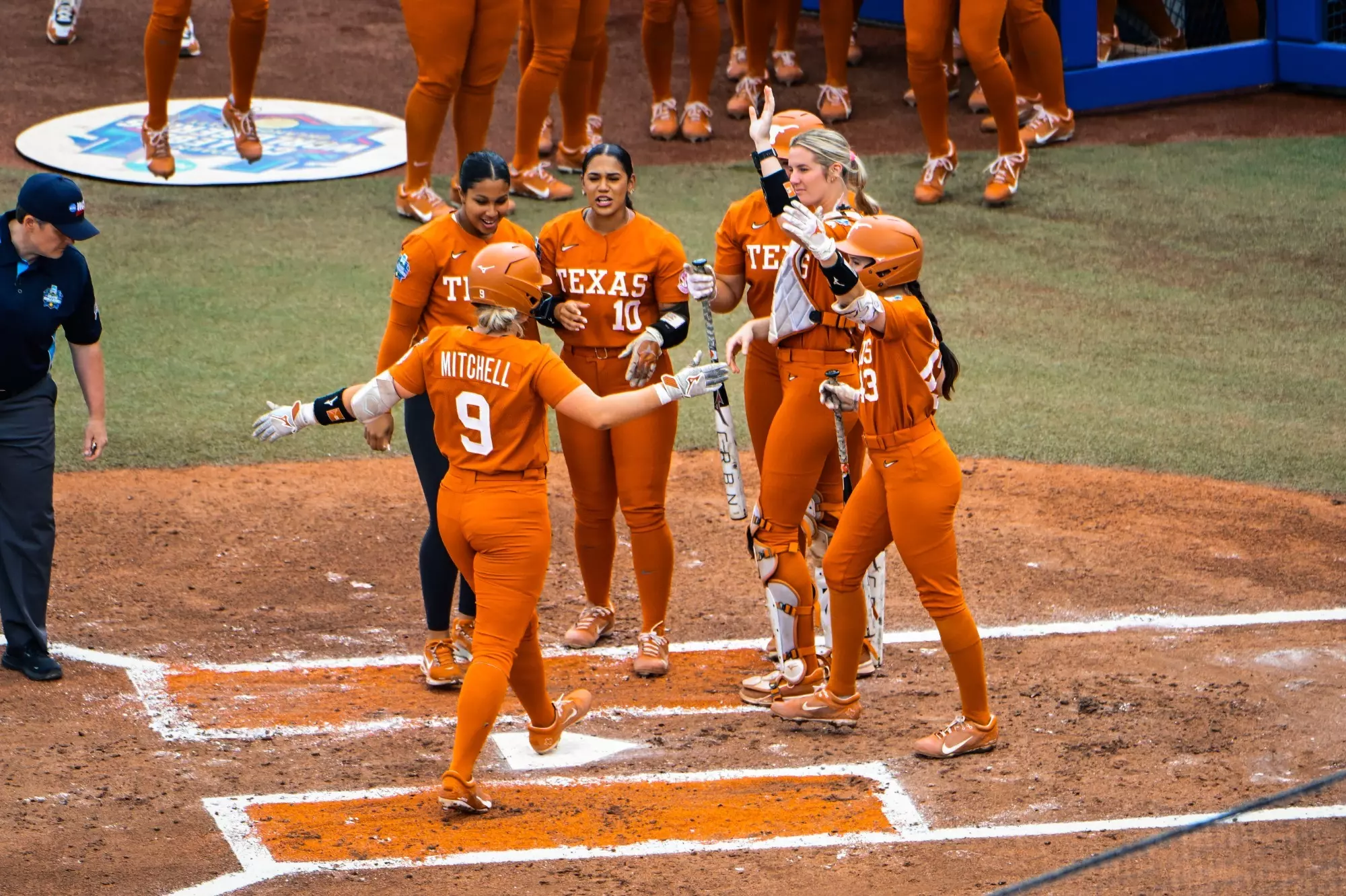 Tennessee Invicta, Oklahoma Mete 21 Carreras en una Entrada y el Softbol Colegial Enciende Motores Rumbo a la Conferencia