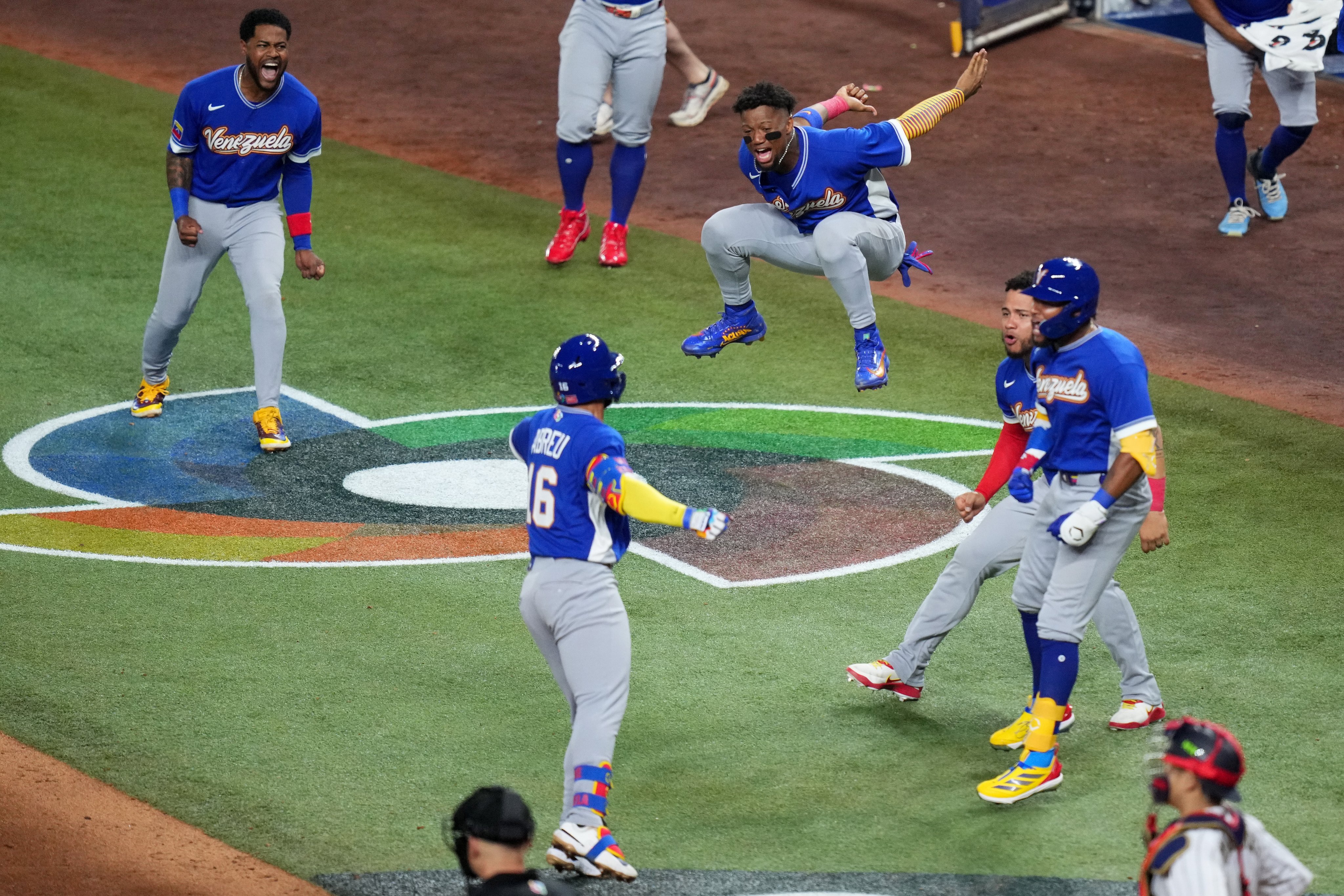 ¡Cayó el campeón! Venezuela remonta y elimina a Japón del Clásico Mundial