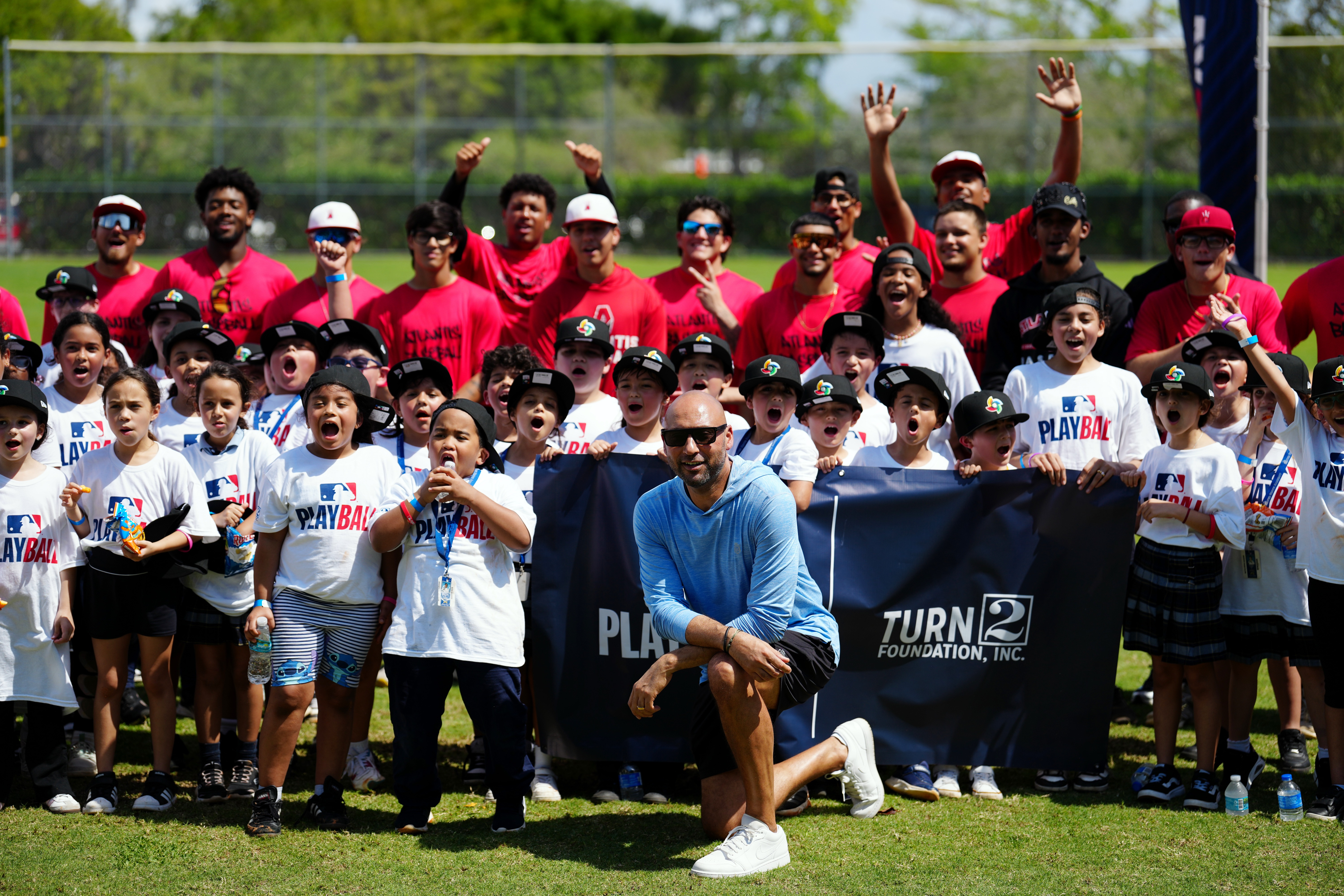 Jeter y 12 ex All-Stars llevan el béisbol a más de 100 niños de Miami en evento PLAY BALL durante el Clásico Mundial