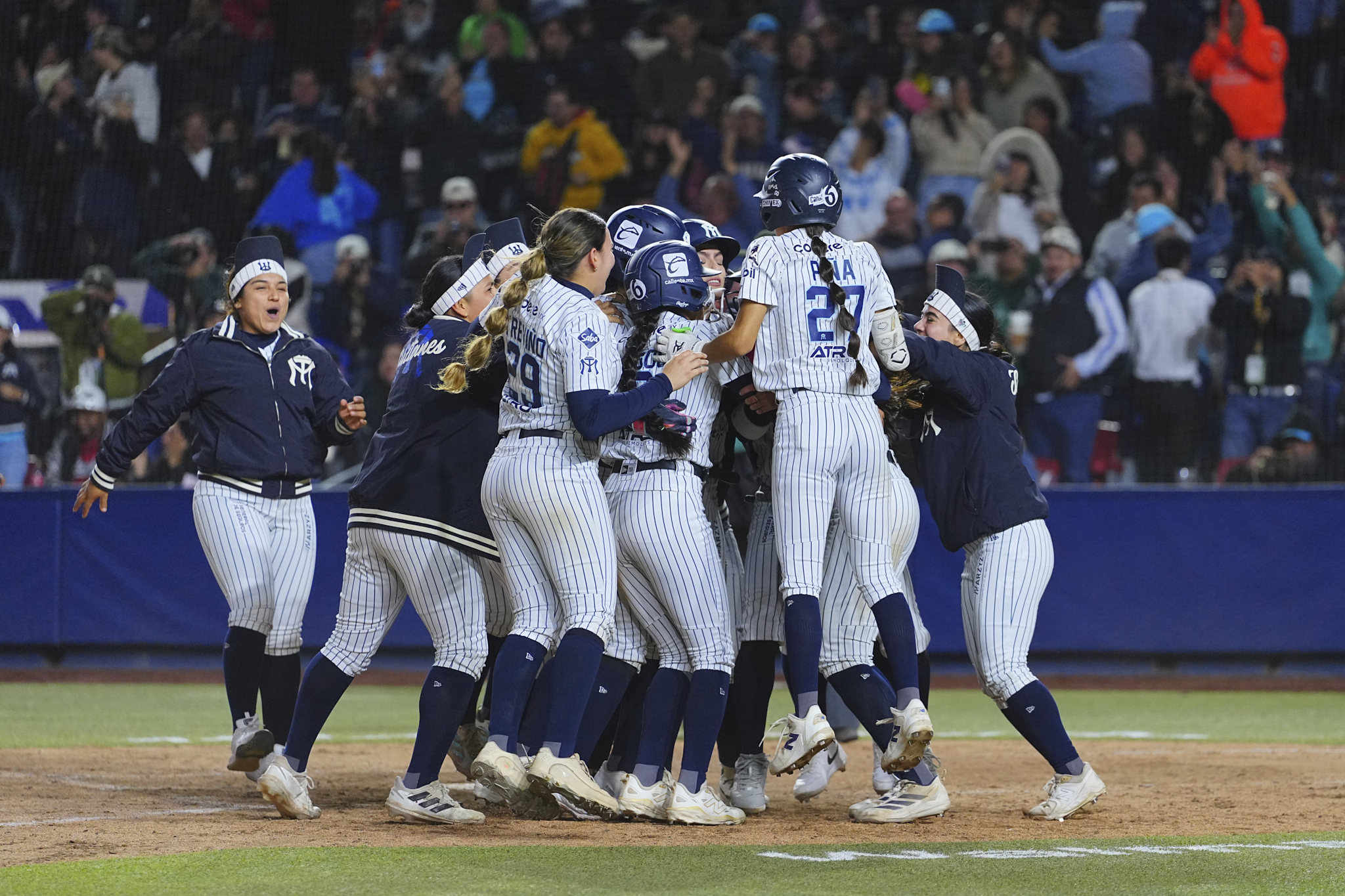 Sultanes roba el Juego 1 en extra innings: Howe define con doble la primera Serie de la Reina que se va a entradas extra