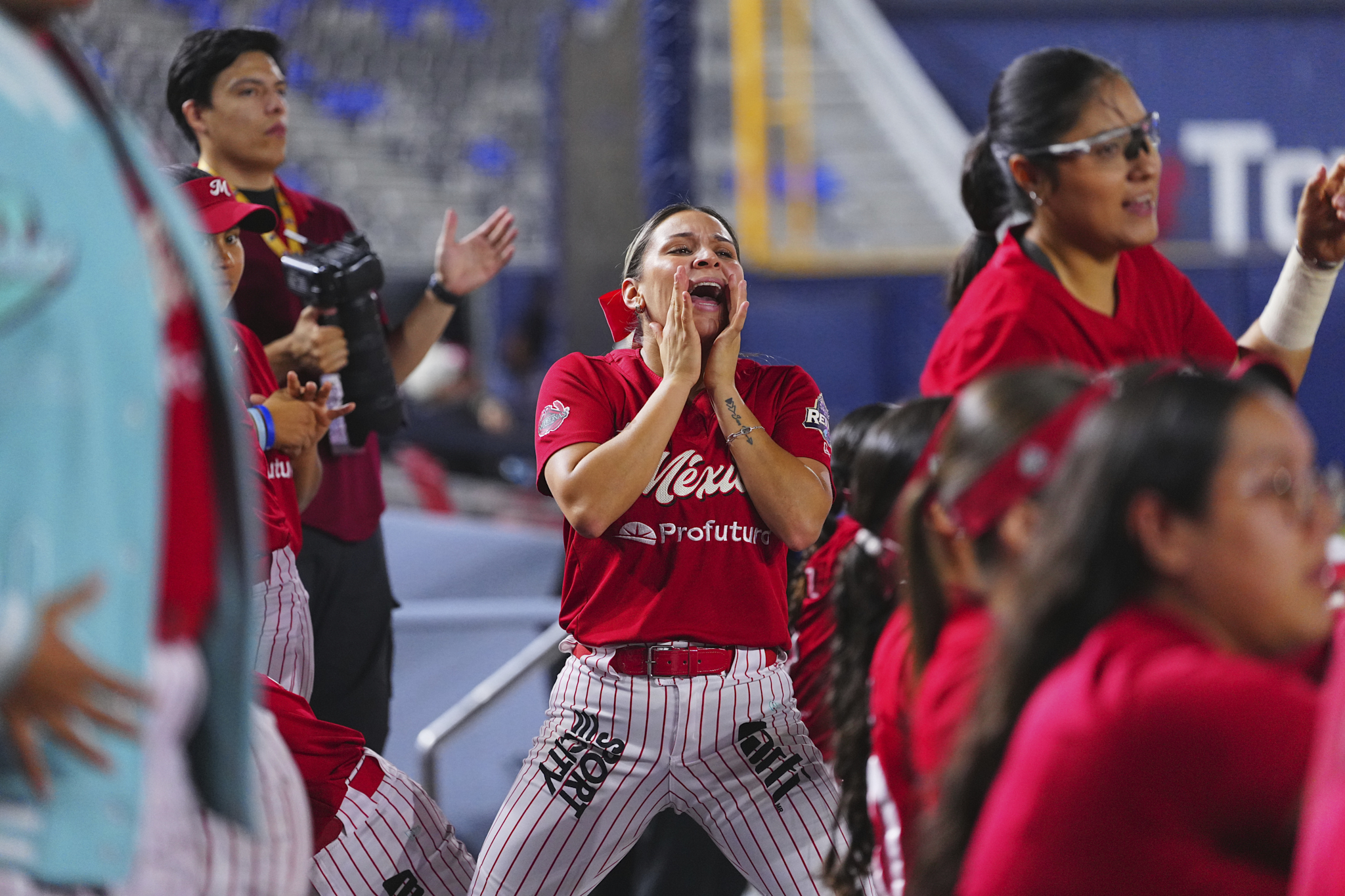 Zayas sacude jonrón de tres carreras y Hoover domina juego completo: Diablos Rojos empata la Serie de la Reina