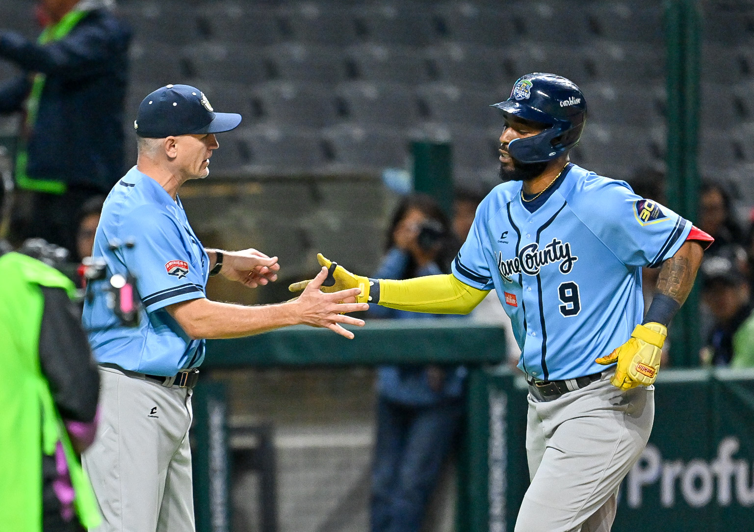 Un jugador de Kane County Cougars celebra tras una de las cuatro carreras por la vía larga en la victoria 14-7 sobre Diablos Rojos en la BCL 2026