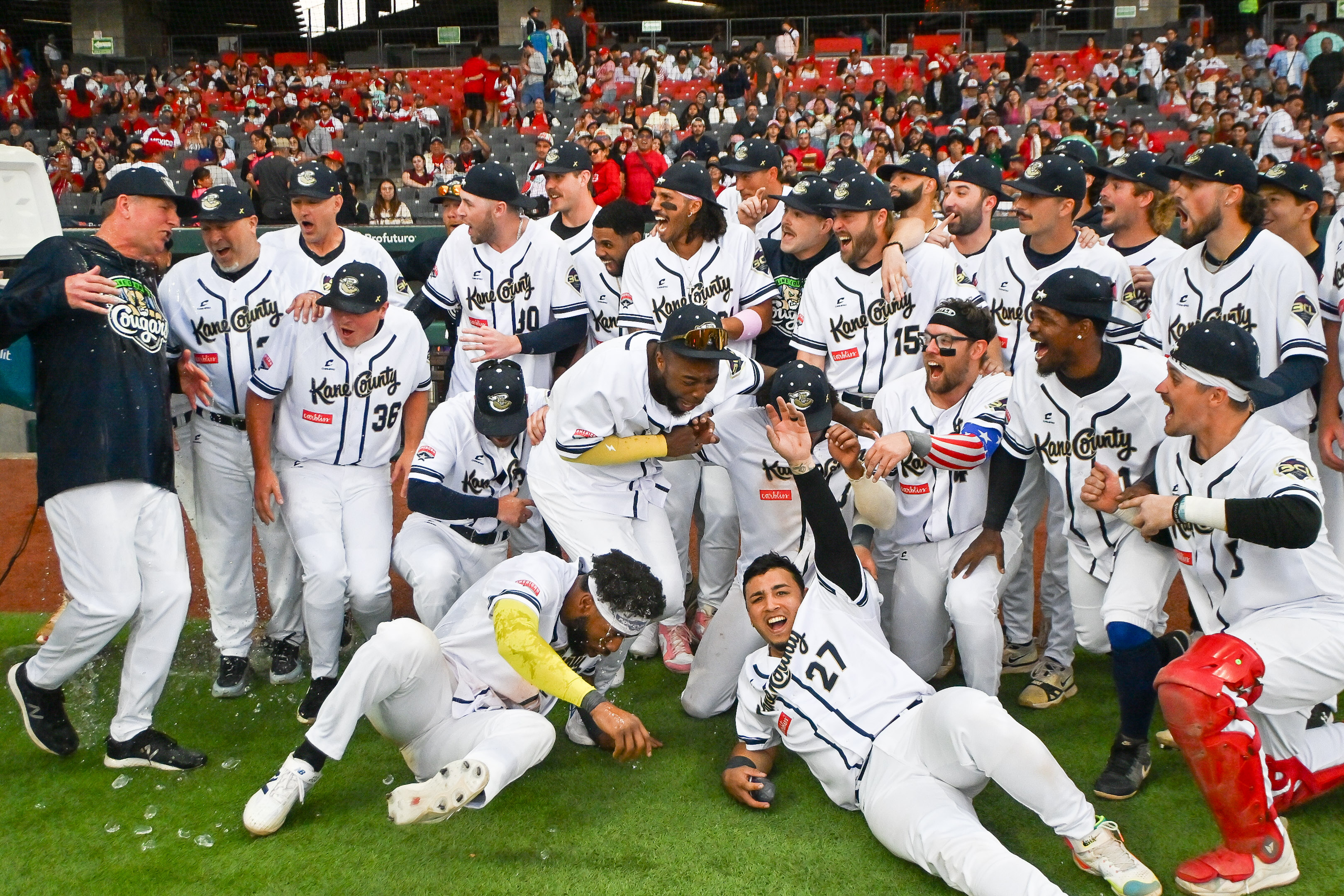 Los Kane County Cougars celebran en el campo del Estadio Alfredo Harp Helú tras coronarse campeones de la Baseball Champions League 2026