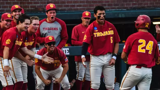 Lunes de College: No-Hitter Histórico en Alabama y USC Arrasa con Poder Latino