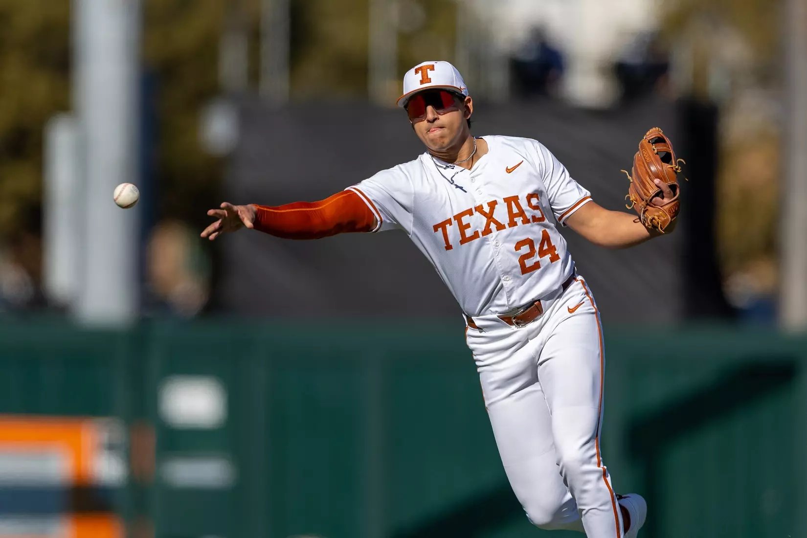 Lunes de College: Texas pierde el Lone Star Showdown sin Adrian Rodriguez en la alineación