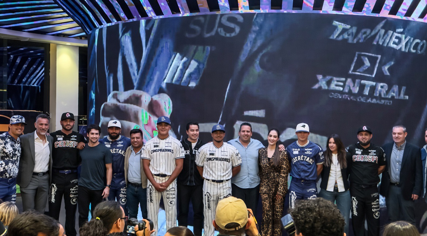 Conspiradores rinden homenaje a la muñeca Lele en sus uniformes 2026