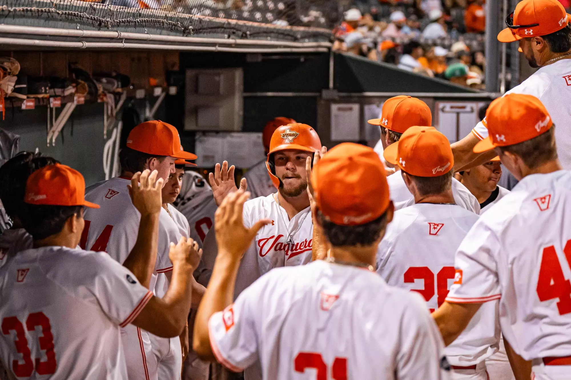 Noche de locos en la frontera: UTRGV gana con cuatro jonrones en 10 entradas y TAMIU saca un walk-off dramático