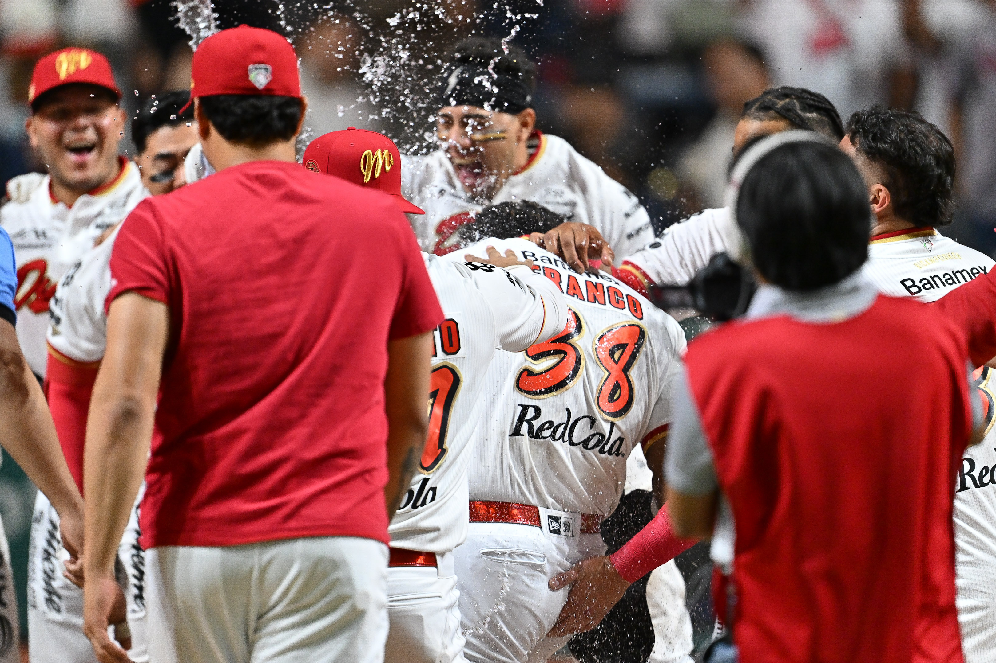 Jonrón de walk-off de Maikel Franco: Diablos Rojos remontan 9-8 a Piratas en un partido de locura