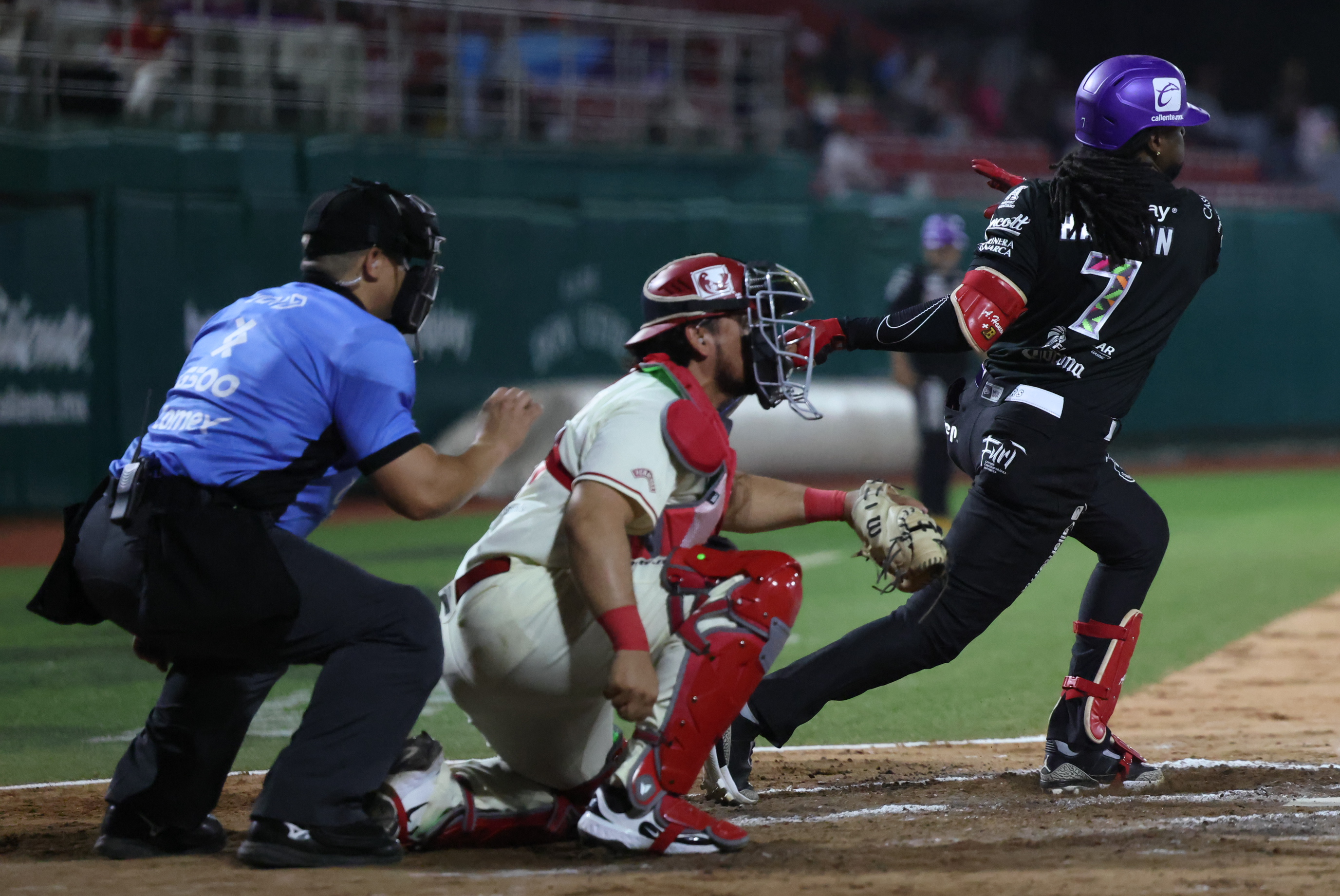 El Águila sobrevive 13 entradas y derrota a Querétaro en noche épica en el Beto Avila