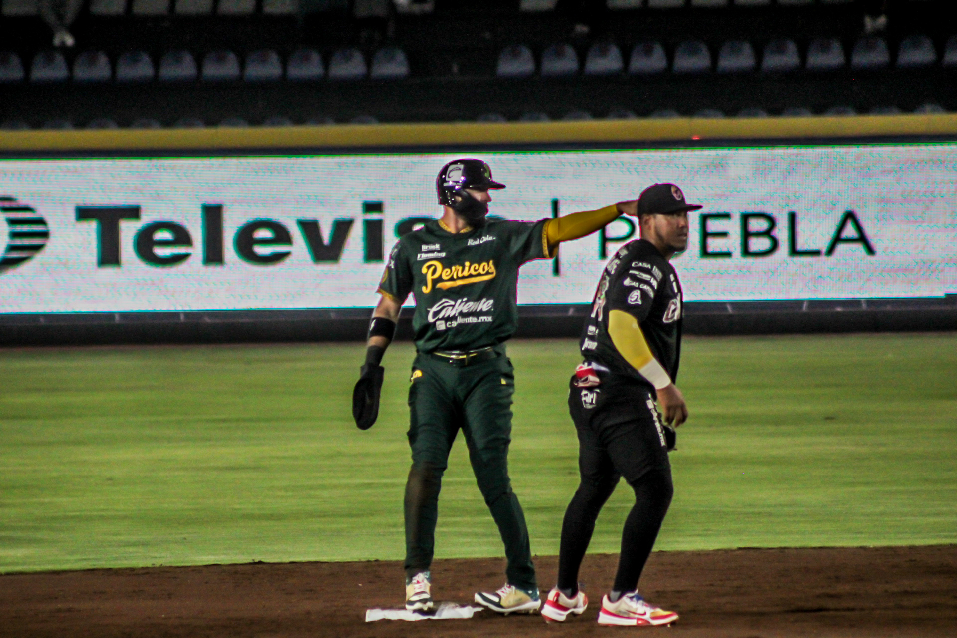 Voltereta de película: Pericos remonta con 4 carreras en el 9no y vence 12-11 a Conspiradores