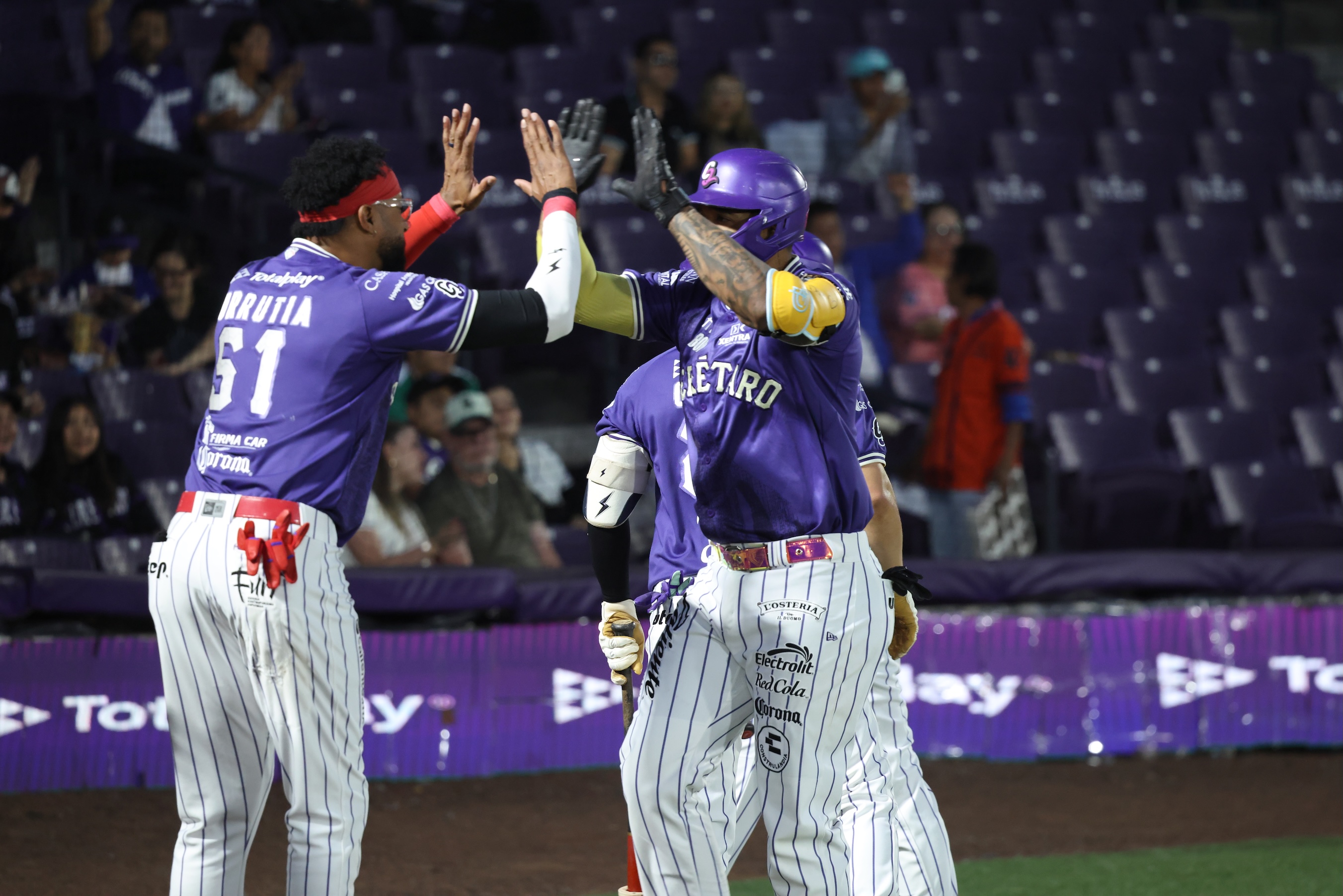 Conspiradores despierta con rally de diez carreras y rompe su mala racha ante Bravos