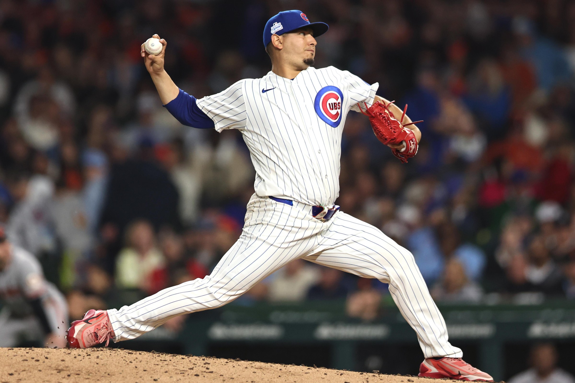 Javier Assad cierra cuatro entradas para el salvamento y los Cubs se acercan a la cima