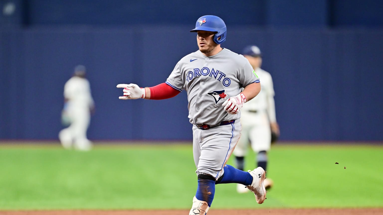 Alejandro Kirk castiga al líder de la Americana: jonrón, tres hits y tres remolcadas en la victoria de Toronto sobre Tampa Bay