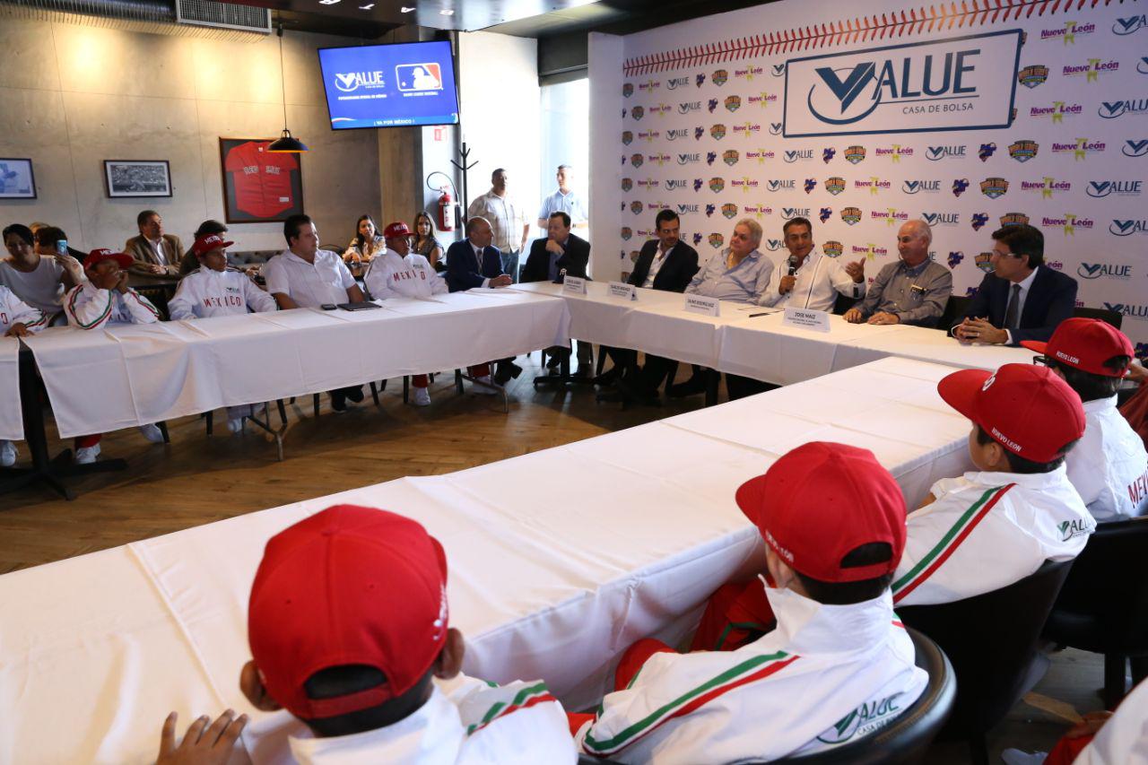 Abanderan a Mala Torres rumbo a Williamsport.