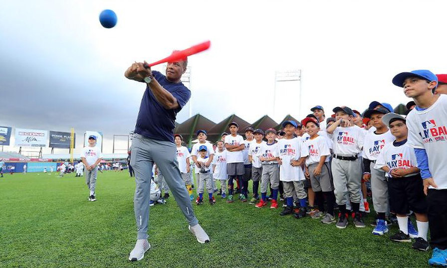 Alomar da la Mano a Niños de PR en Evento Play Ball MLB