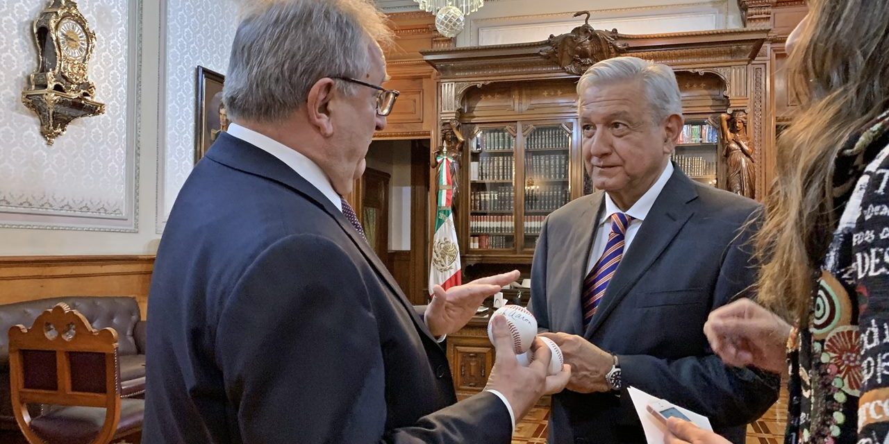 AMLO nuevo embajador del beisbol mundial.