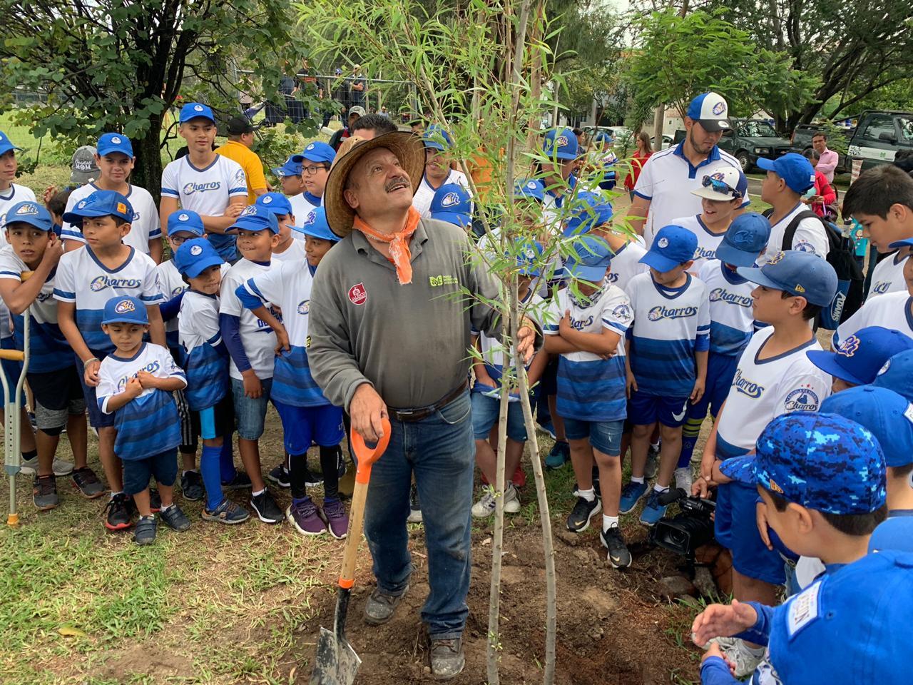Inician obras de nueva Escuela Charros y reforestación en el Metropolitano