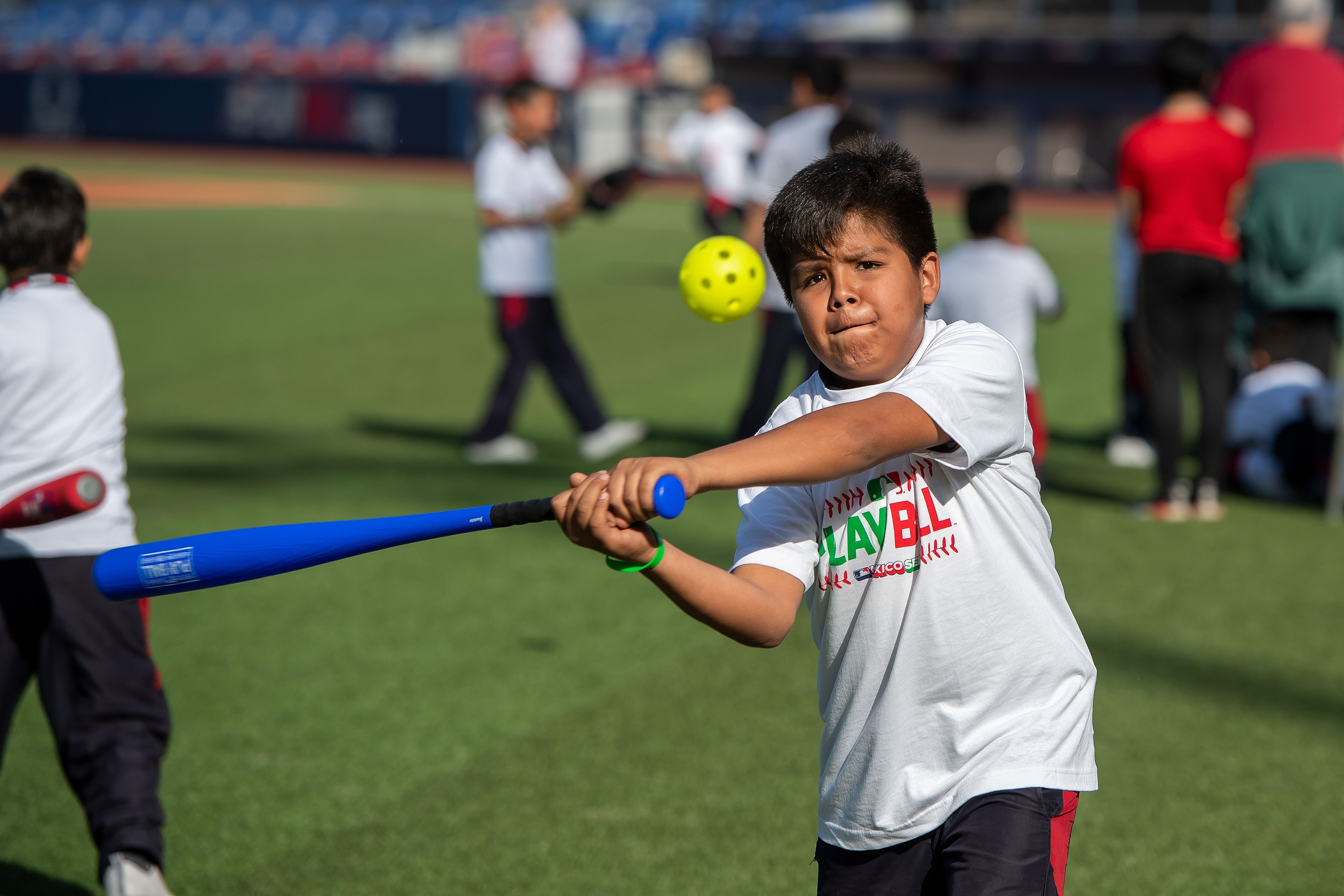 Alumnos de Ciudad de Niños disfrutan actividades de PLAY BALL en Monterrey